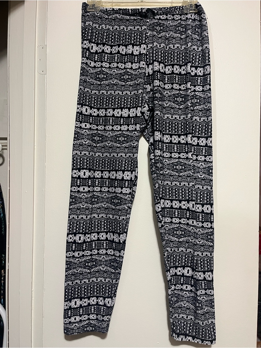 Ultra Flirt Women’s Soft Black & White Patterned Leggings - Picture 1 of 3